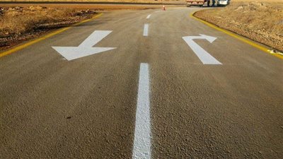 أول الطرق الخرسانية.. تشغيل 100 كم من مشروع ازدواج طريق سيوة / مطروح 