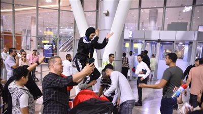 بالفيديو والصور.. استقبال رسمي وشعبي لبعثة الكاراتيه التقليدي بمطار القاهرة 