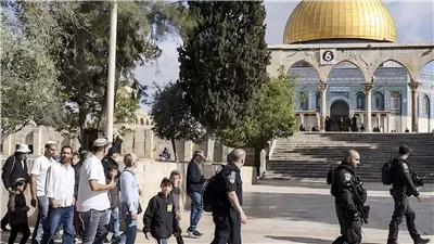 مستعمرون يقتحمون المسجد الأقصى بحماية شرطة الاحتلال 