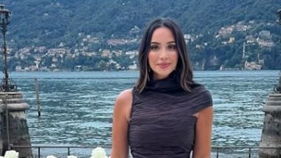 بسنت شوقي تتألق بفستان ناعم 