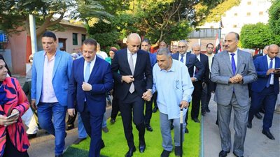 خوفًا من تأخره في المواصلات.. مدير مدرسة يبيت بداخلها لاستقبال وزير التربية والتعليم