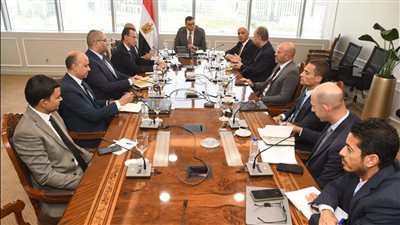 وزير الإسكان يتابع سير العمل بمشروعى 