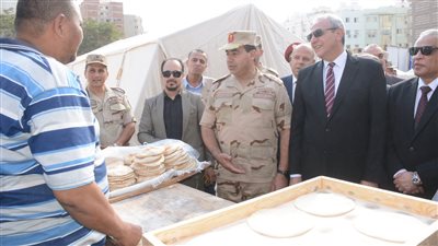 محافظ الغربية وقائد قوات الدفاع الشعبي والعسكري يتفقدان معسكر الإيواء العاجل