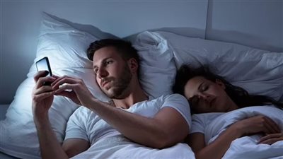 دراسة تحذر من استخدام الهاتف المحمول قبل النوم 