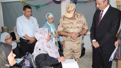 محافظ الغربية وقائد قوات الدفاع الشعبي والعسكري يتفقدان  فصول محو الأمية