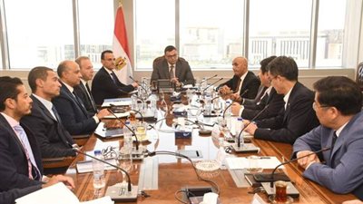 وزير الإسكان يتابع مع المبعوث الخاص لمجموعة 