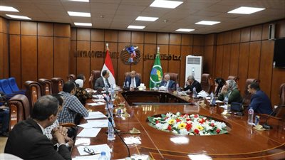 محافظ المنيا يبحث خطة دعم الإستثمار وتذليل العقبات أمام المستثمرين