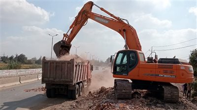  رفع 1500 طن مخلفات هدم من حرم الطريق بطلخا ونبروه