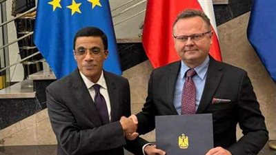 سفير مصر لدى بولندا يقدم صورة من أوراق اعتماده