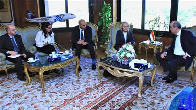وزير الطيران المدنى يبحث ومسئولي البنك الأوروبي لإعادة الإعمار إمكانية التعاون المُشترك فى  المشروعات التنموية