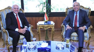 وزير الطيران يبحث مع مجموعة كوبيلوزوس اليونانية الملفات التنموية  لتطوير المطارات المصرية 