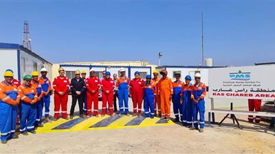 بدوي يتفقد الموقع البري لشركة خدمات البترول البحرية وتنمية الحقول 