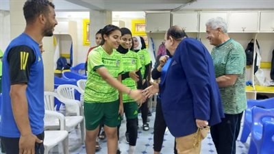 رئيس المقاولون العرب يجتمع بفريق الكرة النسائية