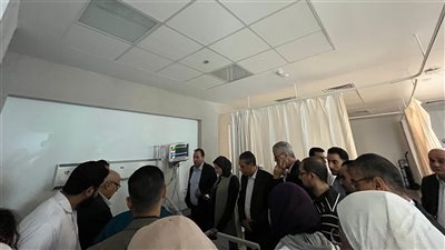وفد قيادات التعليم العالي وجامعة الجلالة يزور الطلاب المُصابين بمجمع السويس الطبي 