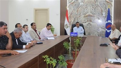 محافظ السويس يلتقي أصحاب مراكب الصيد والصيادين