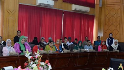 تسليم 10 ماكينات خياطة لأوائل المتدربين في مشروع التمكين الاقتصادي للمرأة