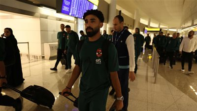 بعثة الأهلي تصل مطار أبوظبي استعدادا للسوبر المصري 