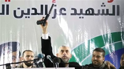 يحيى السنوار.. قصة مسدسه الشهير المأخوذ من ضابط إسرائيلي (صور)