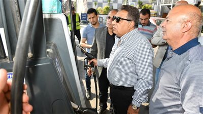 محافظ الدقهلية يقوم بجولة تفقدية بعدد من محطات التموين والمواقف العمومية 