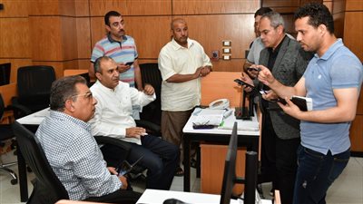 محافظ الدقهلية يتابع من مركز الشبكة الوطنية للسيطرة انتظام العمل بالمواقف 