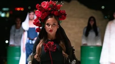 نيللي كريم تنافس عارضات الأزياء في الرياض بتوقيع الورد الأحمر (صور)