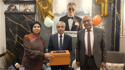 صحة قنا تكرم وكيل وزارة الصحة الأسبق لبلوغه السن القانونية