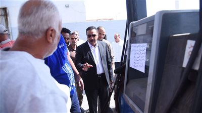 محافظ مطروح يتفقد مواقف سيارات الأجرة ومحطات الوقود 