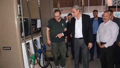 محافظ الغربية يتفقد محطات الوقود للتأكد من إعلان الأسعار الجديدة