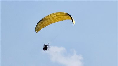 فيديو| بمشاركة 55 مغامرًا أجنبيًا.. طائرات الباراموتور تحلق في سماء الأقصر