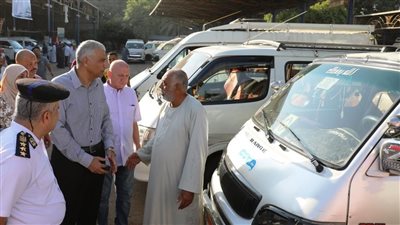 محافظ أسوان يتفقد مواقف السيرفيس ومحطات الوقود 
