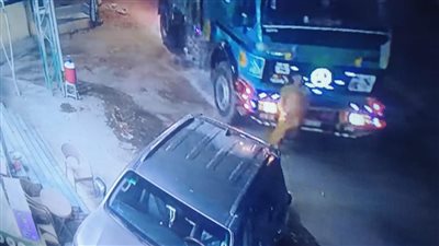 بالوعات الصرف الصحي المفتوحة  بمركز الصف  تتسبب في دهس مواطن تحت عجلات النقل الثقيل