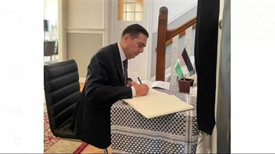 سفير مصر في لاهاي يوقع على الدفتر التذكاري لأطفال فلسطين ضحايا الاعتداءات الإسرائيلية