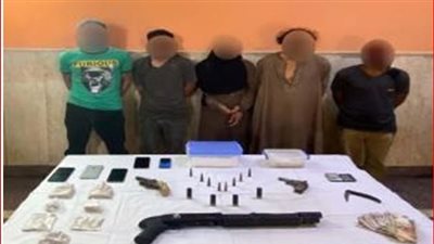 القبض على 5 مُتهمين بحيازة مخدرات وسلاح في سوهاج