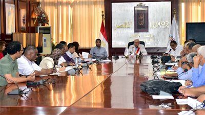 محافظ الأقصر يتابع آخر مستجدات ملفي التصالح وتقنين أراضي الدولة