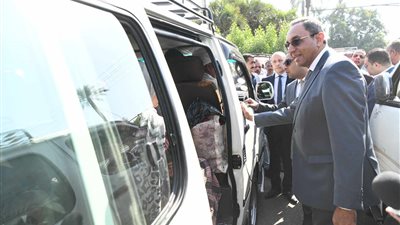 محافظ قنا يُتابع حركة سيارات الأجرة عقب إقرار تعريفة جديدة 