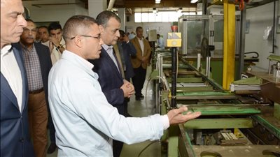وزير الإنتاج الحربي يتفقد شركة قها للصناعات الكيماوية 