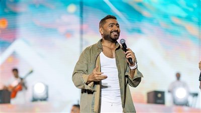 حالات إغماء وهجوم معجبين على المسرح تُزعج تامر حسنى بحفله فى الإسكندرية (صور)