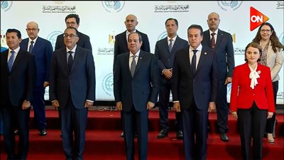 السيسي يتوسط صورة تذكارية مع المشاركين في المؤتمر العالمي للسكان