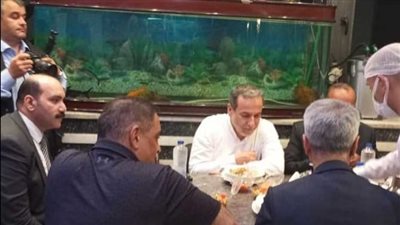 عراقجي يتناول الكشري في مطعم مصري بوسط البلد 