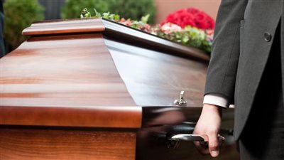 سقوط جثمان من عربة دفن الموتى بأحد شوارع بولندا 