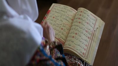 هل يجوز أن تقرأ المرأة القرآن أمام الرجال؟