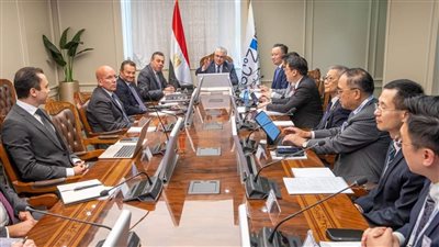 رئيس اقتصادية قناة السويس يلتقي وفد رفيع المستوى من هونج كونج