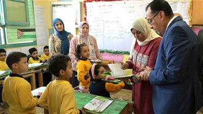 رئيس الوزراء يتابع انتظام سير الدراسة بمدرسة 