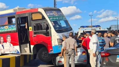 الاستعلام عن الحالة الصحية للمصابين في تصادم سيارة ميكروباص بطريق بنها الحر 