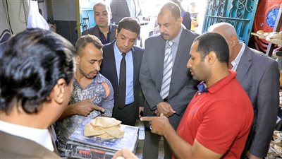 محافظ سوهاج يتفقد سوق ناصر الحضري ويتابع انتظام سير العمل بالمخابز