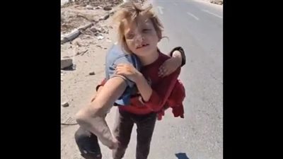 طفلة نازحة تحمل شقيقتها على كتفها في غزة.. فيديو