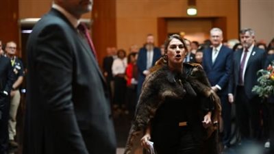 بعد صراخها على الملك تشارلز .. ليديا ثورب: عظام أجدادنا في القصر البريطاني