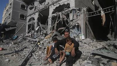 الاحتلال يزيد الضغط على غزة بمنع المساعدات واستهداف النازحين.. فيديو 