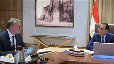 رئيس الوزراء يستعرض موقف توافر المنتجات البترولية في الأسواق المحلية