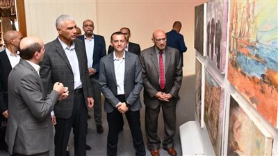 محافظ أسوان يتفقد معرض سمبوزيوم أبو سمبل فى عيون الفنانين 